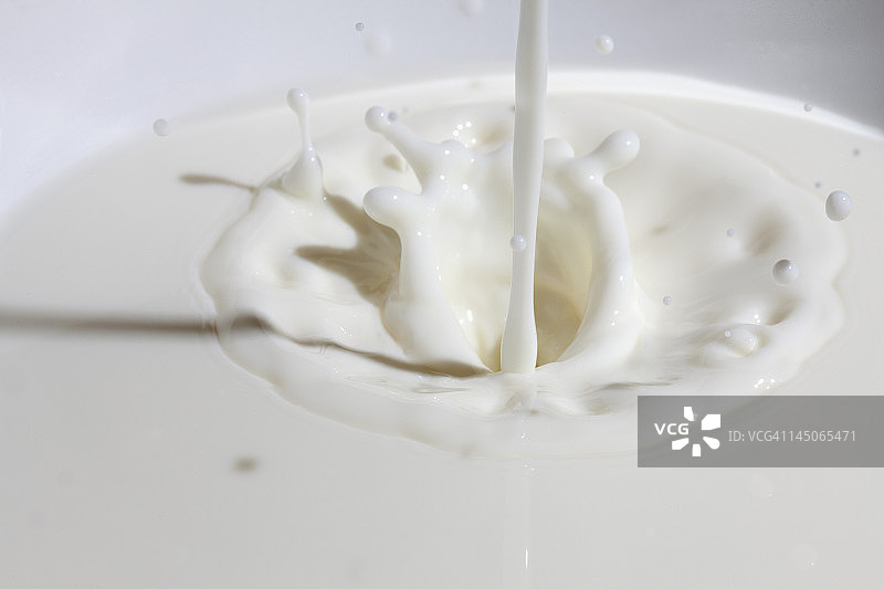 牛奶倾倒特写图片素材