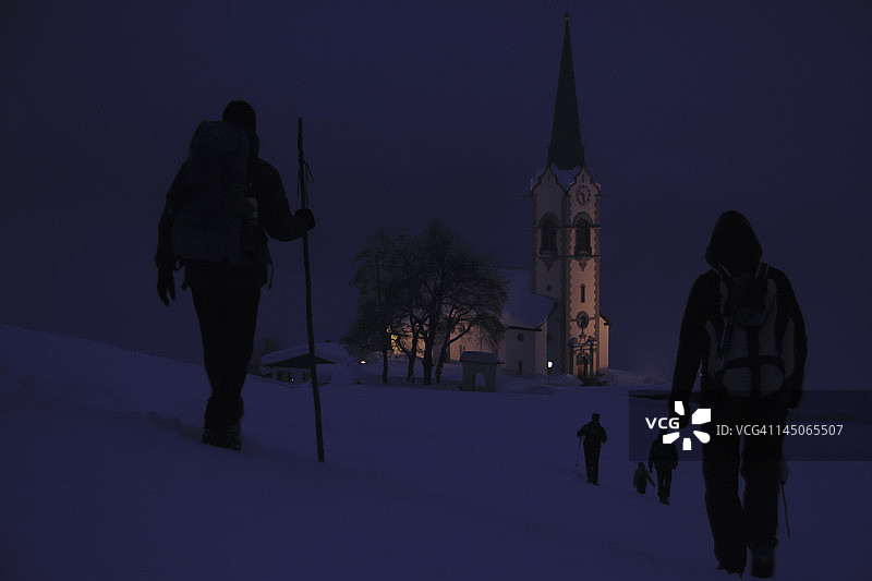 冬季步行去教堂图片素材