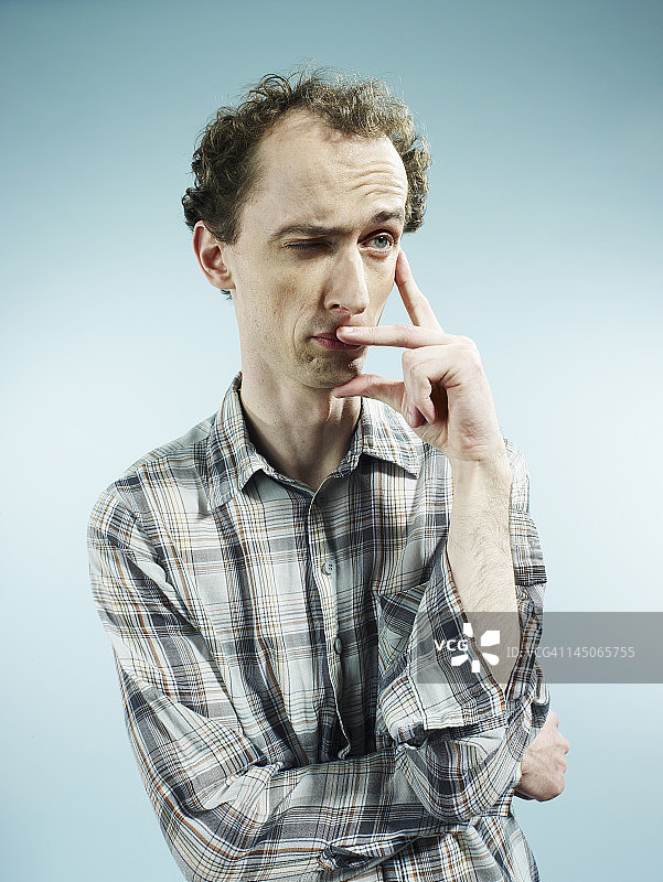 一个表情茫然、目光躲闪的男人图片素材