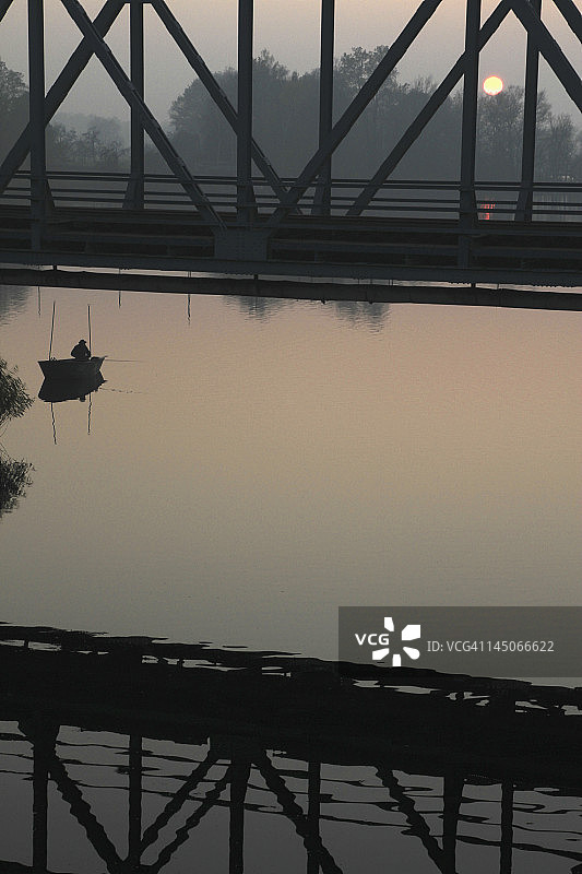 日出时在哈韦尔湖上的渔夫图片素材
