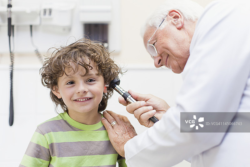 医生在办公室检查男孩图片素材