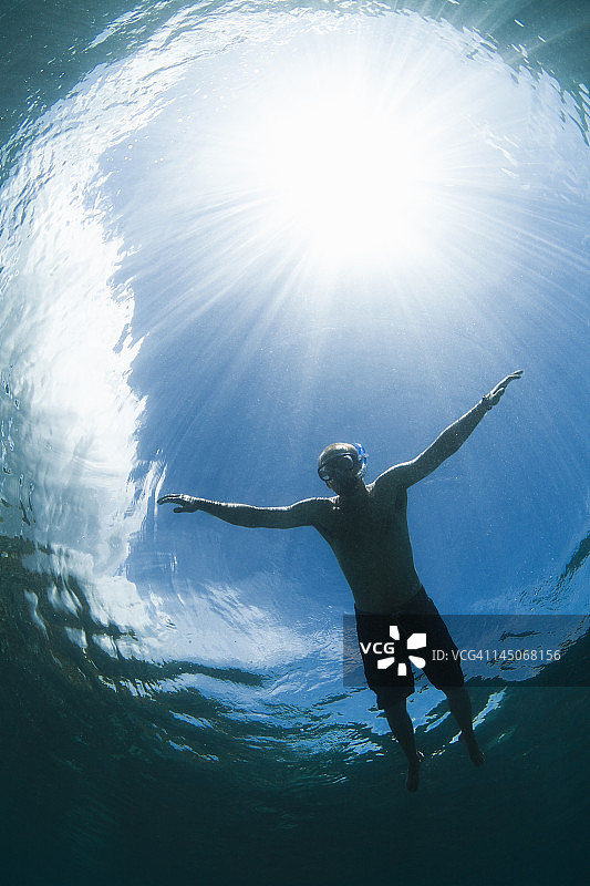 在热带水域游泳的浮潜者图片素材