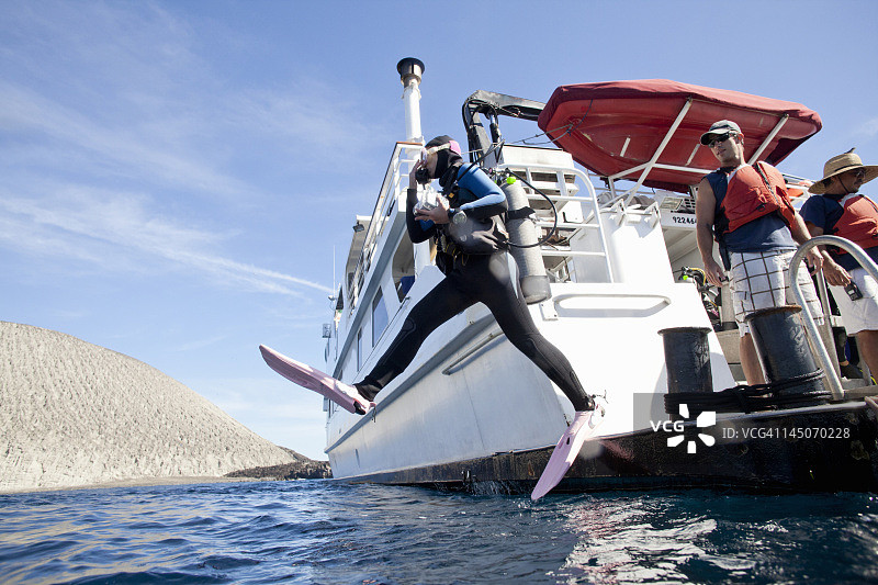 潜水员从潜水船上跳下图片素材