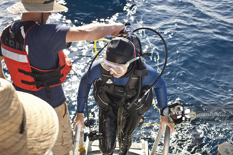 水肺潜水员从海洋潜水中浮出水面图片素材