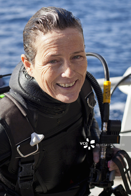 一位水肺潜水员在海中潜水后微笑图片素材
