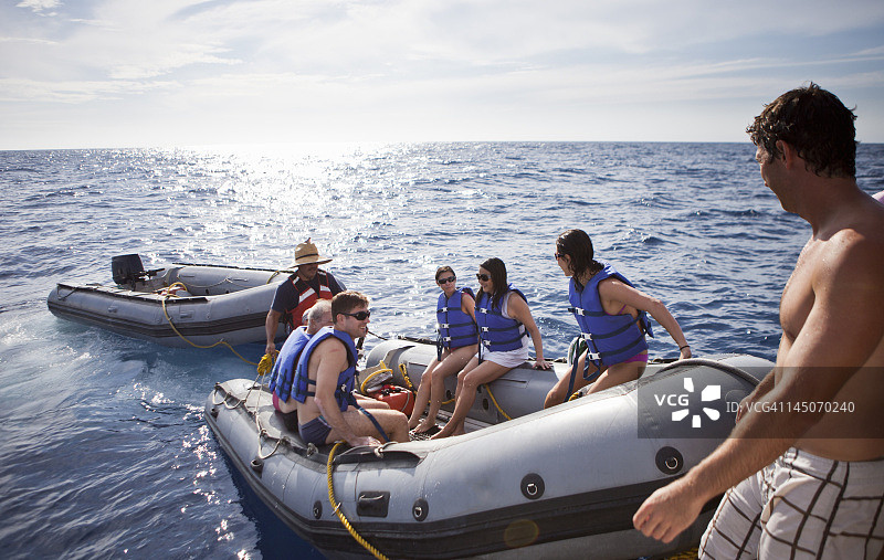 一群人乘坐充气船图片素材