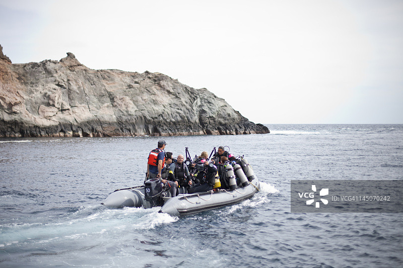 一群水肺潜水员在充气艇上图片素材