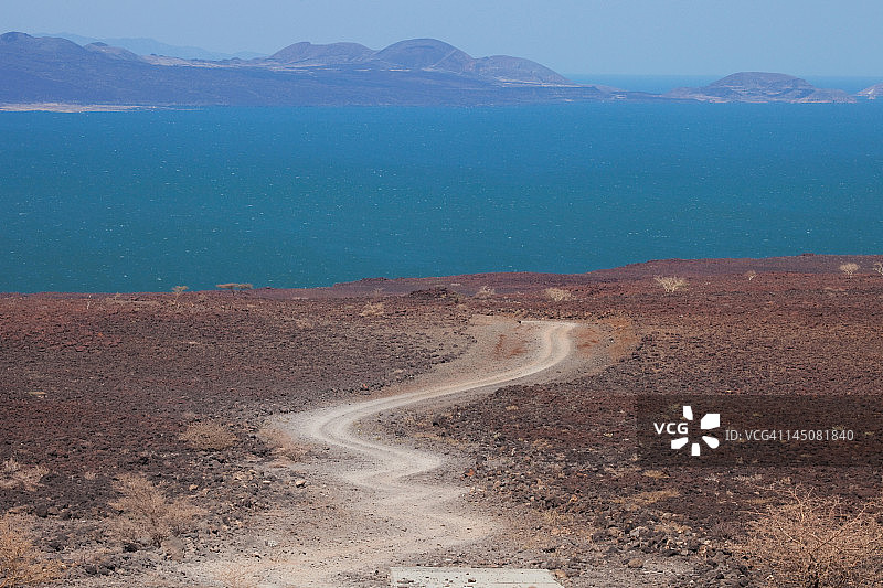 通往图尔卡纳湖的火山岩土路，肯尼亚图片素材
