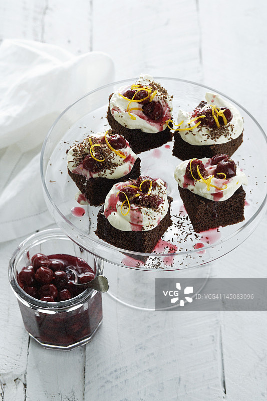 布朗尼蛋糕和奶油拼盘图片素材