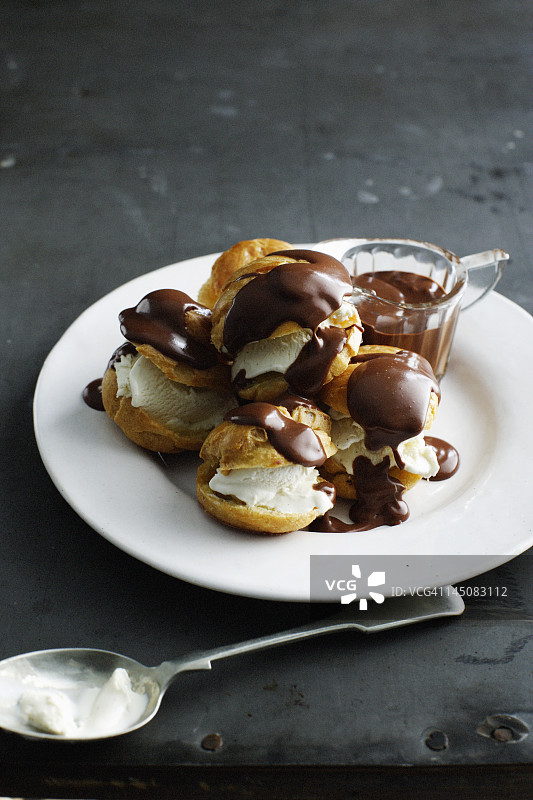 巧克力奶油泡芙图片素材