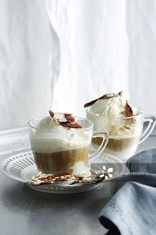 配坚果脆饼的热巧克力杯图片素材