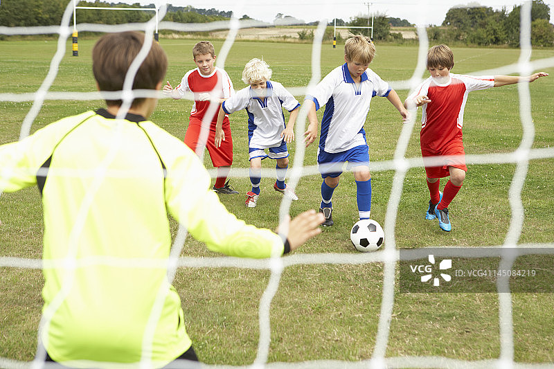 球员准备在青少年五人制足球赛中进球图片素材