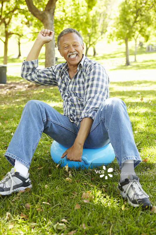 坐在跳跳球上的老年男人图片素材