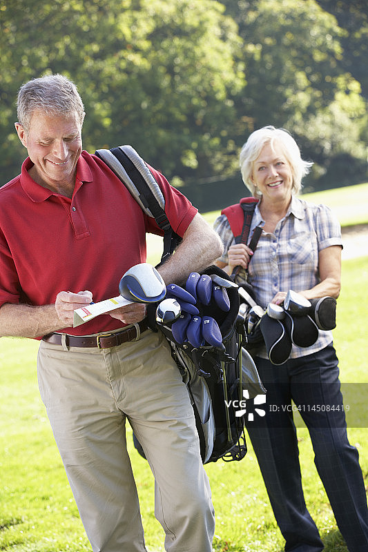 老年夫妇在高尔夫球场图片素材