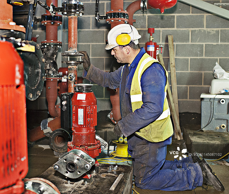 工人检查管道连接图片素材