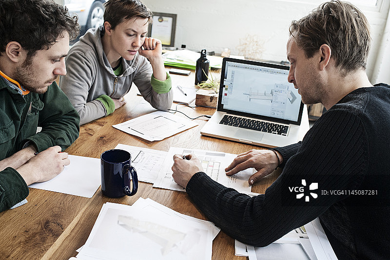 年轻设计师在会议中图片素材