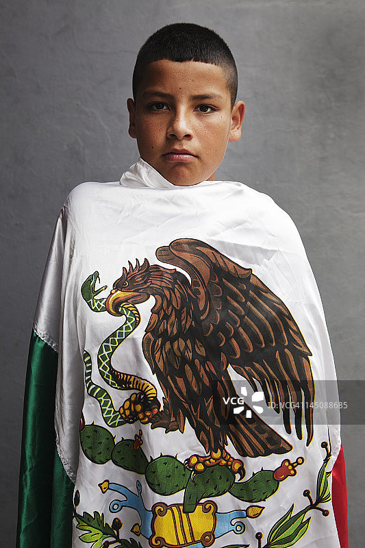 男孩身披墨西哥国旗图片素材