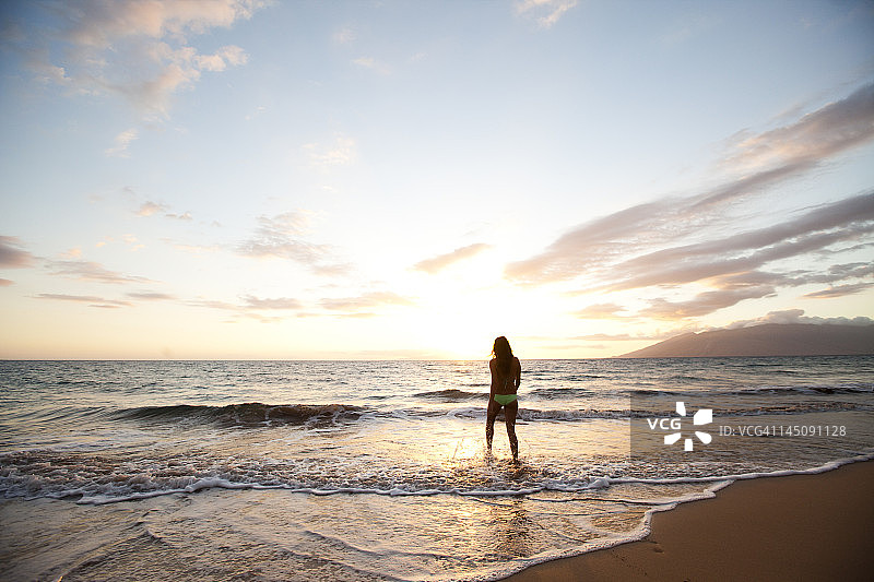 身穿泳衣走向大海的女人图片素材