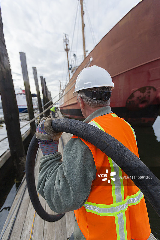工程师在商船上清理有毒废物图片素材