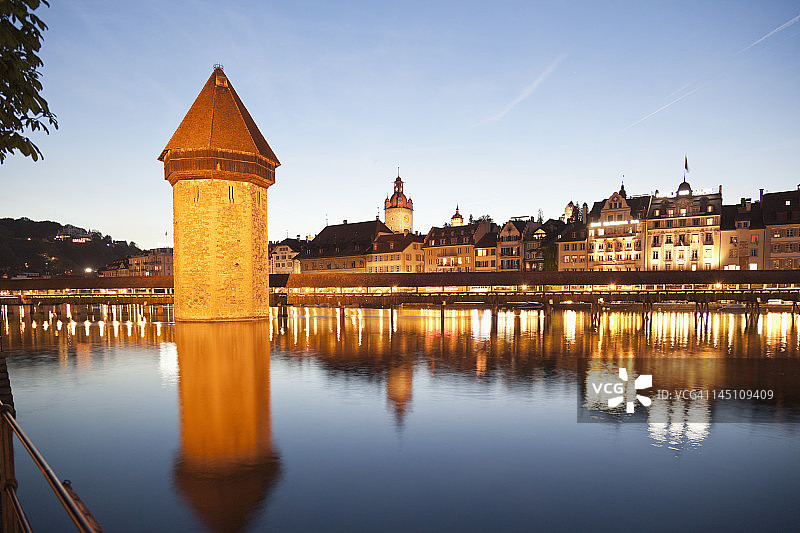 瑞士琉森：晨光下的教堂桥、水塔和老城区图片素材