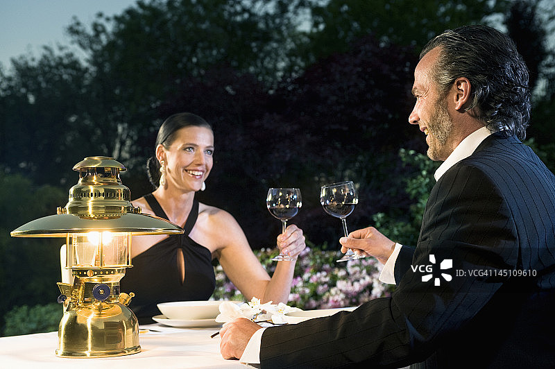 德国巴伐利亚情侣享用烛光晚餐图片素材