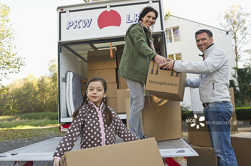 德国巴伐利亚州格罗本策尔：搬家纸箱家庭图片素材