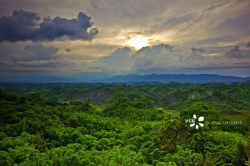 葱郁的二寮山谷图片素材