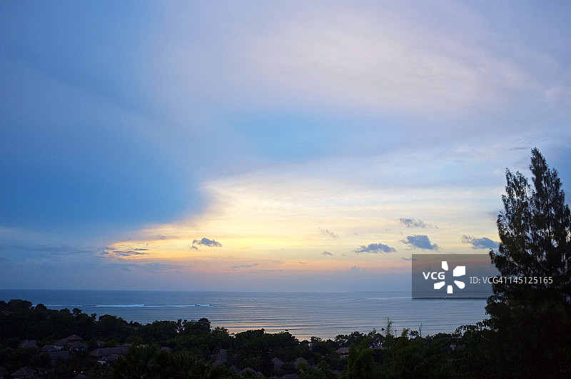 金巴兰山的日落和波浪图片素材