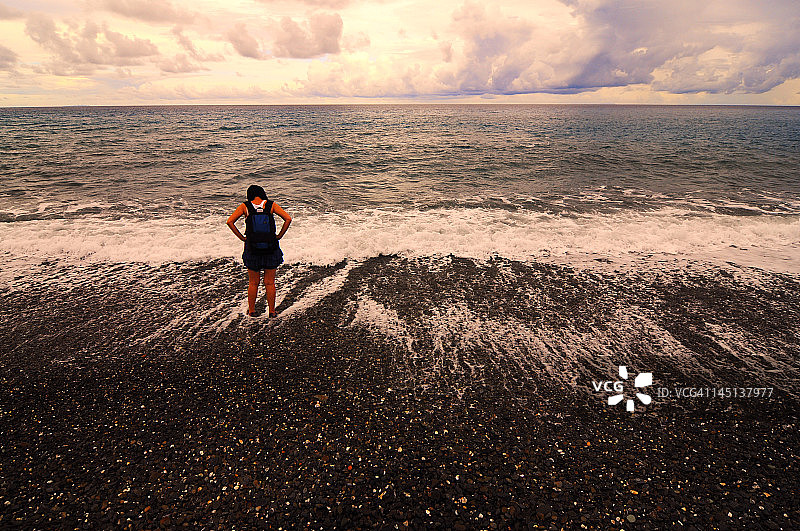 站在沙滩上的女人图片素材