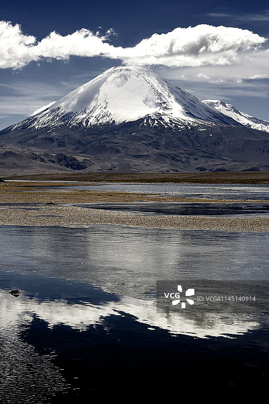 雪盖帕里纳科塔火山图片素材