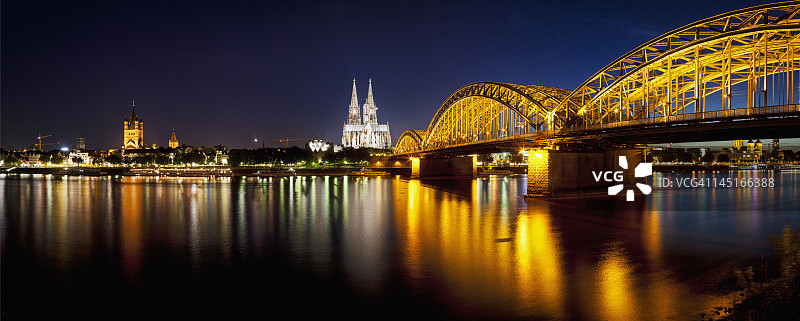 德国科隆：科隆大教堂和霍亨索伦桥，以及莱茵河风光图片素材