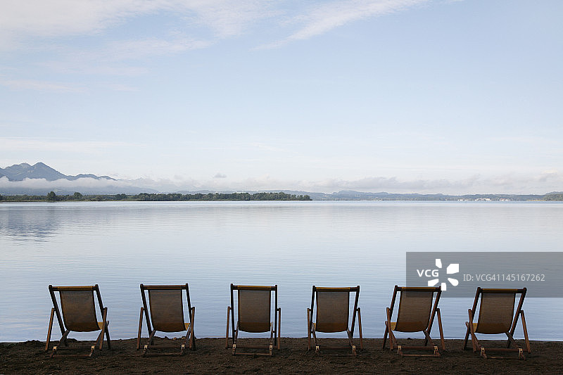 德国巴伐利亚基姆湖湖边一排折叠椅图片素材