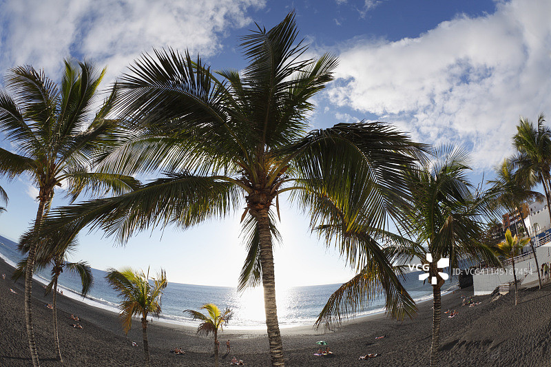 西班牙加那利群岛拉帕尔马海滩上的人们图片素材