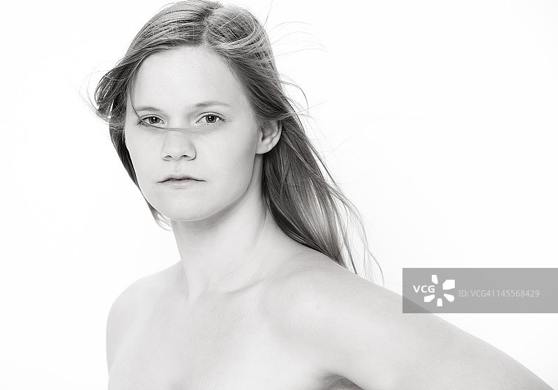 表情严肃的年轻女子图片素材