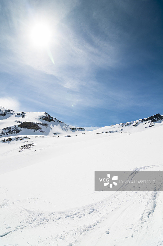 阳光下的高山图片素材
