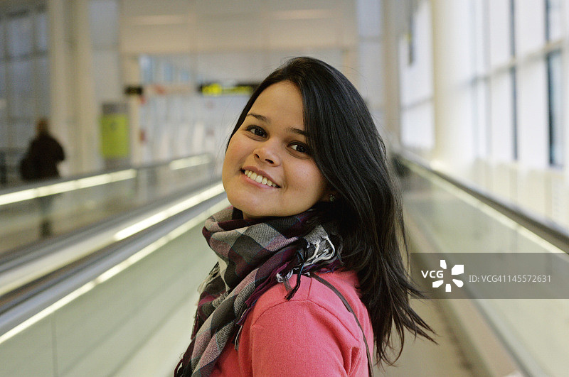 微笑女孩的肖像照图片素材