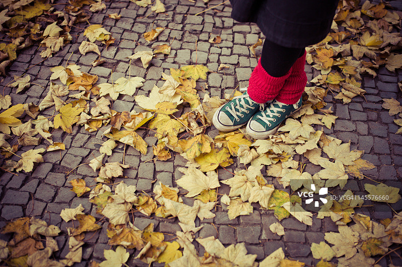穿着红色袜子和绿色鞋子的女孩图片素材