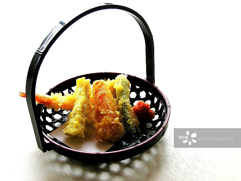 漆器篮中的日式天妇罗图片素材