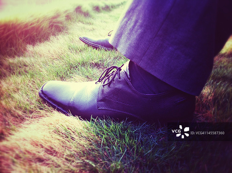 草地上的正式皮鞋图片素材