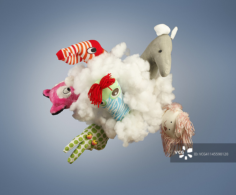 云朵中的玩具人偶图片素材