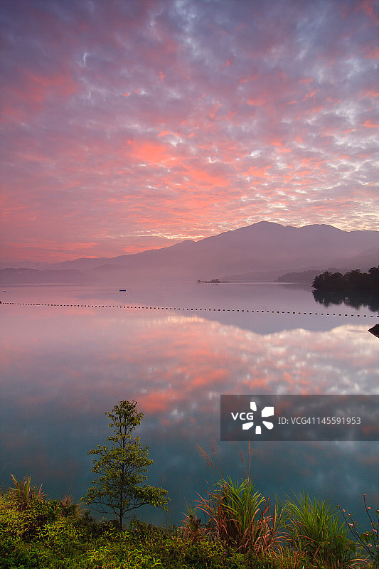 红云与倒影图片素材