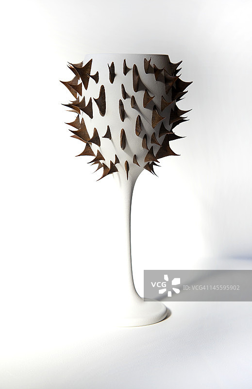 绘有玫瑰刺的白色高脚酒杯图片素材