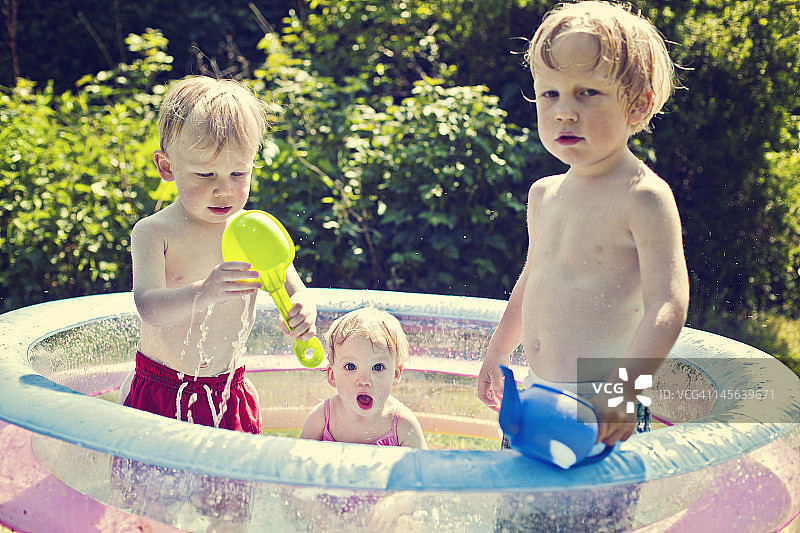 孩子们在戏水池里玩耍图片素材