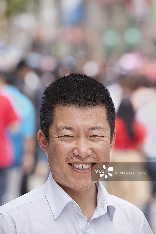 在王府井微笑的男子肖像图片素材