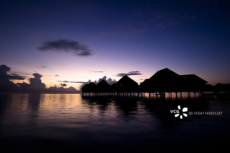 酒店泻湖套房上的日出图片素材