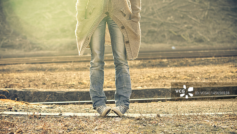 站立穿鞋的女孩图片素材