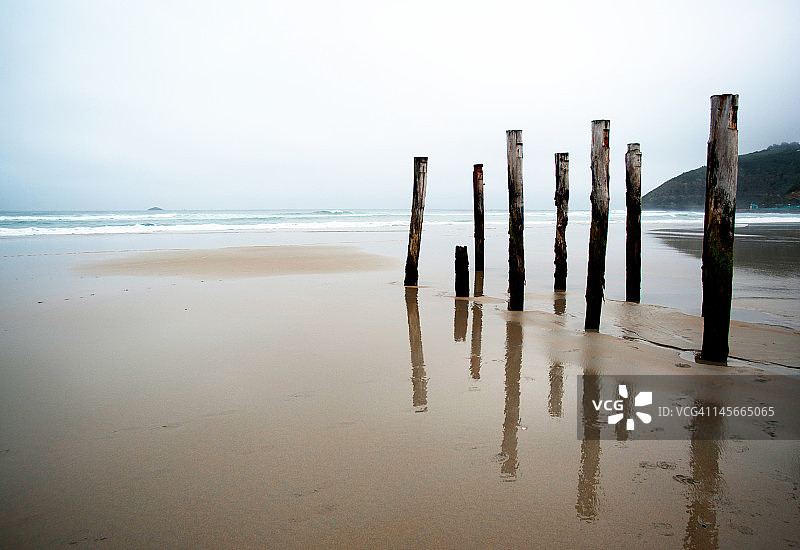 海滩上的木柱图片素材