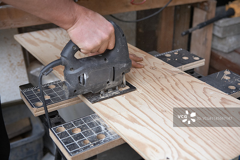 在木头上钻孔图片素材