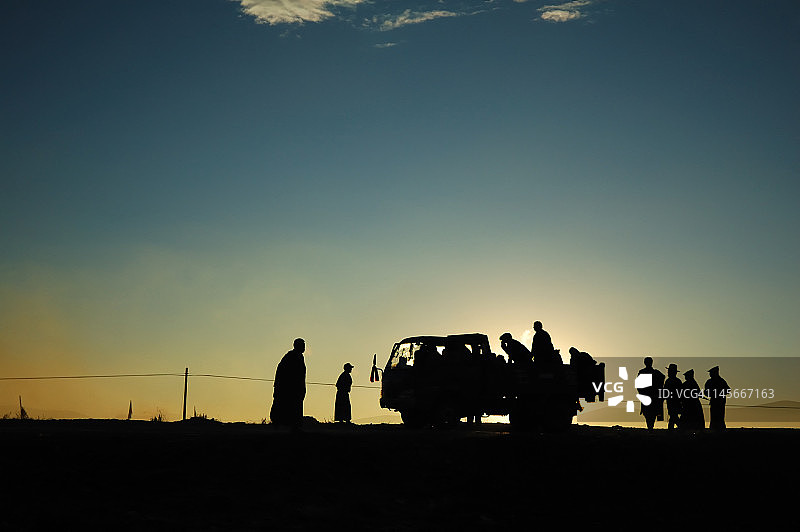 色须寺的人们剪影图片素材