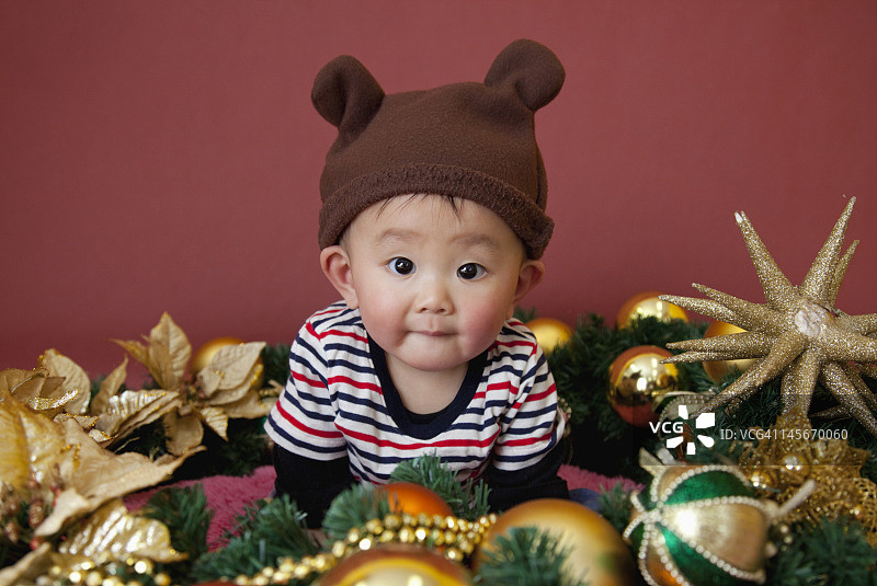 圣诞节小男孩戴小熊帽子图片素材